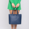 žena nosí veľkú modrú shopper kabelku do práce minimalistický štýl 31920