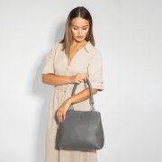 sivá kožená kabelka Wojewodzic 31769 nosená na predlaktí