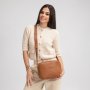Medovohnedá kožená crossbody Wojewodzic 31952 z pravej talianskej kože na modelke