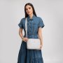 Jemne sivá kožená crossbody kabelka Wojewodzic 31952 v outfite s denimovými šatami