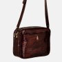 Pohľad z boku kožená crossbody Wojewodzic 31952 na ramene