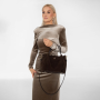 hnedá dámska kožená kabelka semiš Wojewodzic  31990 na predlaktí modelky