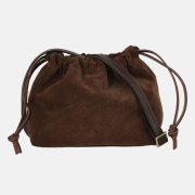 Detail tmavohnedého semišu na dámskej kabelke - z predu Wojewodzic 31989