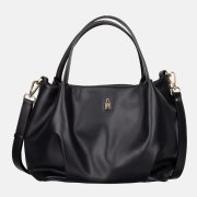 detail zlatého kovania na čiernej kabelke