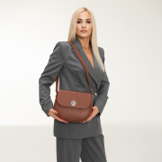 Dámska hnedá kožená kabelka cez rameno