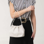 Dámska béžová kabelka z pravej talianskej kože nosená crossbody na modelke 31989