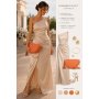 Elegantný svadobný outfit v champagne farbe doplnený oranžovou crossbody kabelkou z ekokože, béžovým