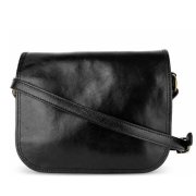 Čierna talianska kožená crossbody kabelka z pravej kože ku béžovému kabátu Diana