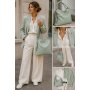 Mentolová talianska kožená kabelka Monfera v soft minimalistickom outfite s béžovými nohavicami, bie