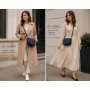 Dve ženy v elegantných mestských outfitoch nosia tmavomodrú taliansku crossbody kabelku Vera Pelle V