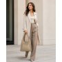 Elegantný módny vizuál s béžovou koženou hobo kabelkou a ladiacim mestským outfitom.