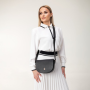 Čierna kožená crossbody kabelka Wojewodzic na dáme pri nosení 31999