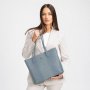 Dáma s elegantnou svetlomodrou koženou shopper kabelkou Wojewodzic z talianskej kože