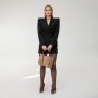 Béžová kožená kabelka 31990 ku krémovému outfitu na dáme