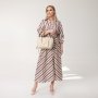 Svetlobéžová kožená kabelka 31990 k bielemu ľanovému outfitu na dáme