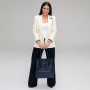 Elegantná žena s tmavomodrou koženou shopper kabelkou A4 Wojewodzic 31944 z pravej talianskej kože