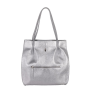 Elegantná žena so striebornou koženou shopper kabelkou A4 Wojewodzic 31944