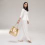 Zlatá kožená shopper kabelka Wojewodzic 31916 ku krémovému elegantnému outfitu