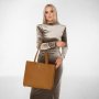 Modelka s koňakovou koženou shopper kabelkou A4 Wojewodzic 31731 z pravej talianskej kože
